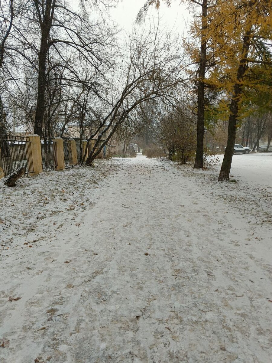 А к нам зима заглянула) Не знаю, надолго ли, скорее всего ещё растает всё) Сегодня Ксюша с Ульяной в садик ходили, на утреннике стихи рассказывали. Жаль не сфоткала утром её.