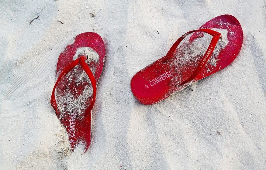    Древние люди в каменном веке носили шлепанцы