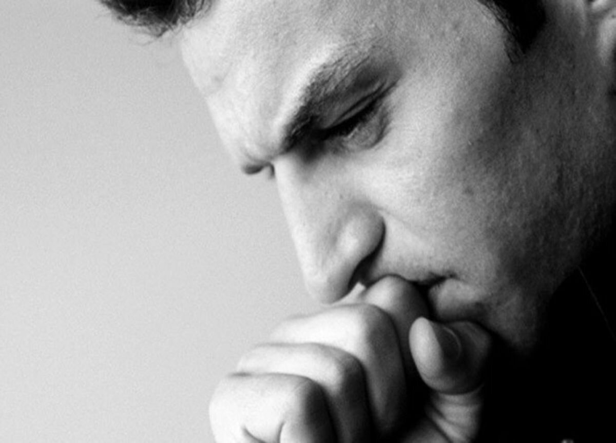 Почему все молчат мем. Друг напротив друга. Девушка молчит. Влюбленные взгляды. Палец у губ.