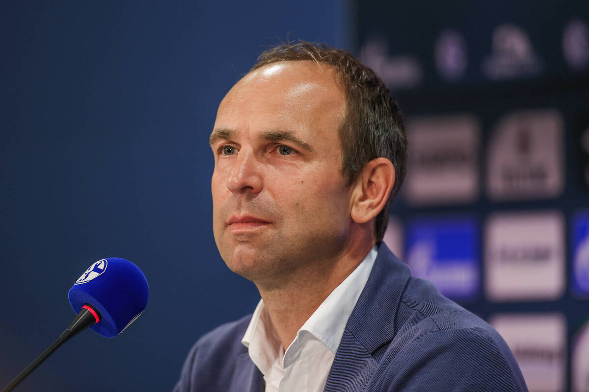 Александер Йобст, гендиректор "Фортуны", в прошлом гендиректор "Шальке" - того самого "Шальке" до прихода иуд Крала и Ларссона. Срочно переобуваемся, диваньерос,- теперь мы в Германии с детства за "Фортуну" из Дюссельдорфа!