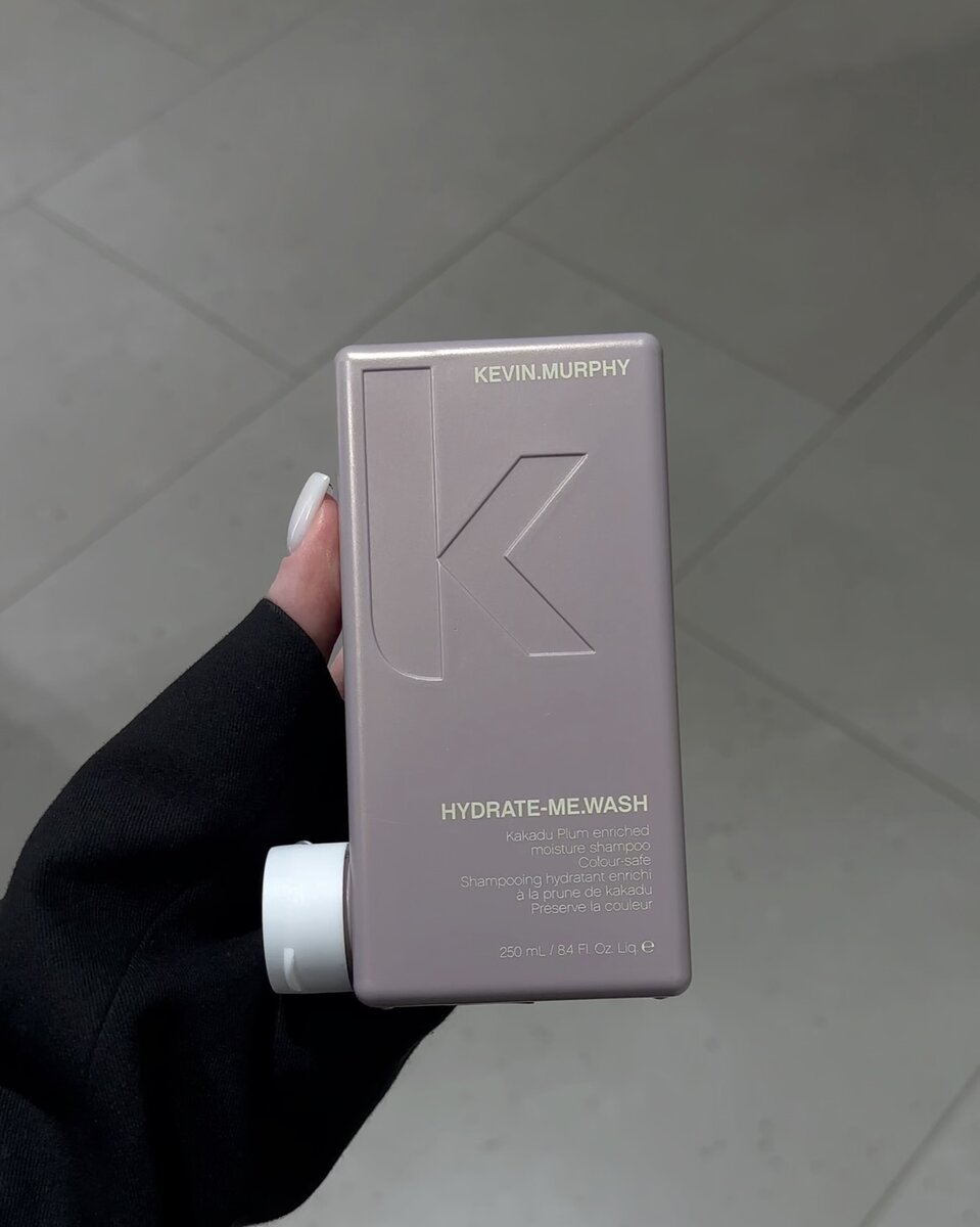 HYDRATE.ME WASH KEVIN MURPHY
Самый обогащенный маслами шампунь от Kevina. Интенсивный разглаживающий и увлажняющий шампунь, восстанавливает структуру волос по длине, помогает напитать влагой поврежденные волосы
