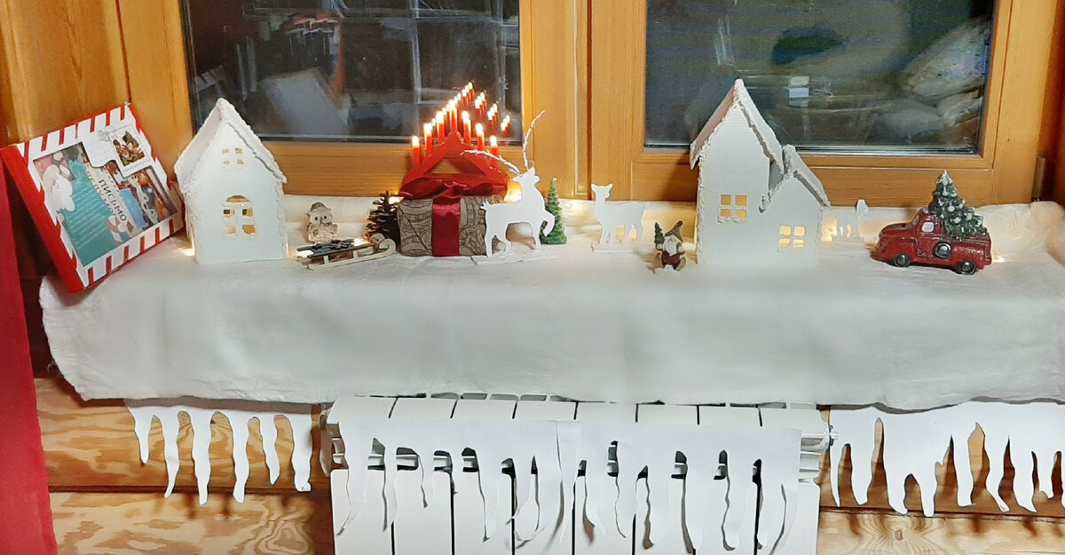 В игровой комнате я под каждый сезон старюсь украсить детям окно, здесь Дед Мороз и оставлял свои письма