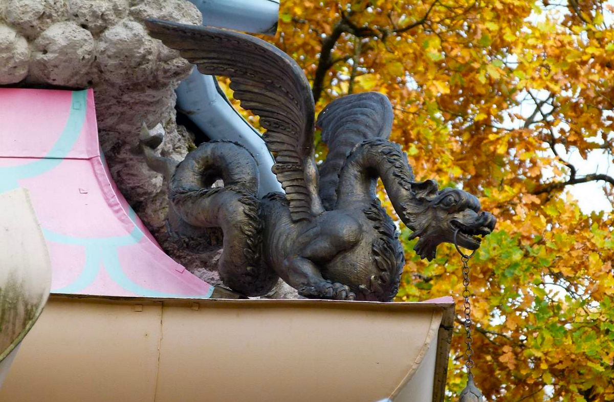 На фото: Один из четырех драконов, охраняющих Скрипучую беседку (ее еще называют Китайской беседкой), которая находится в Царском селе. Санкт-Петербург. 