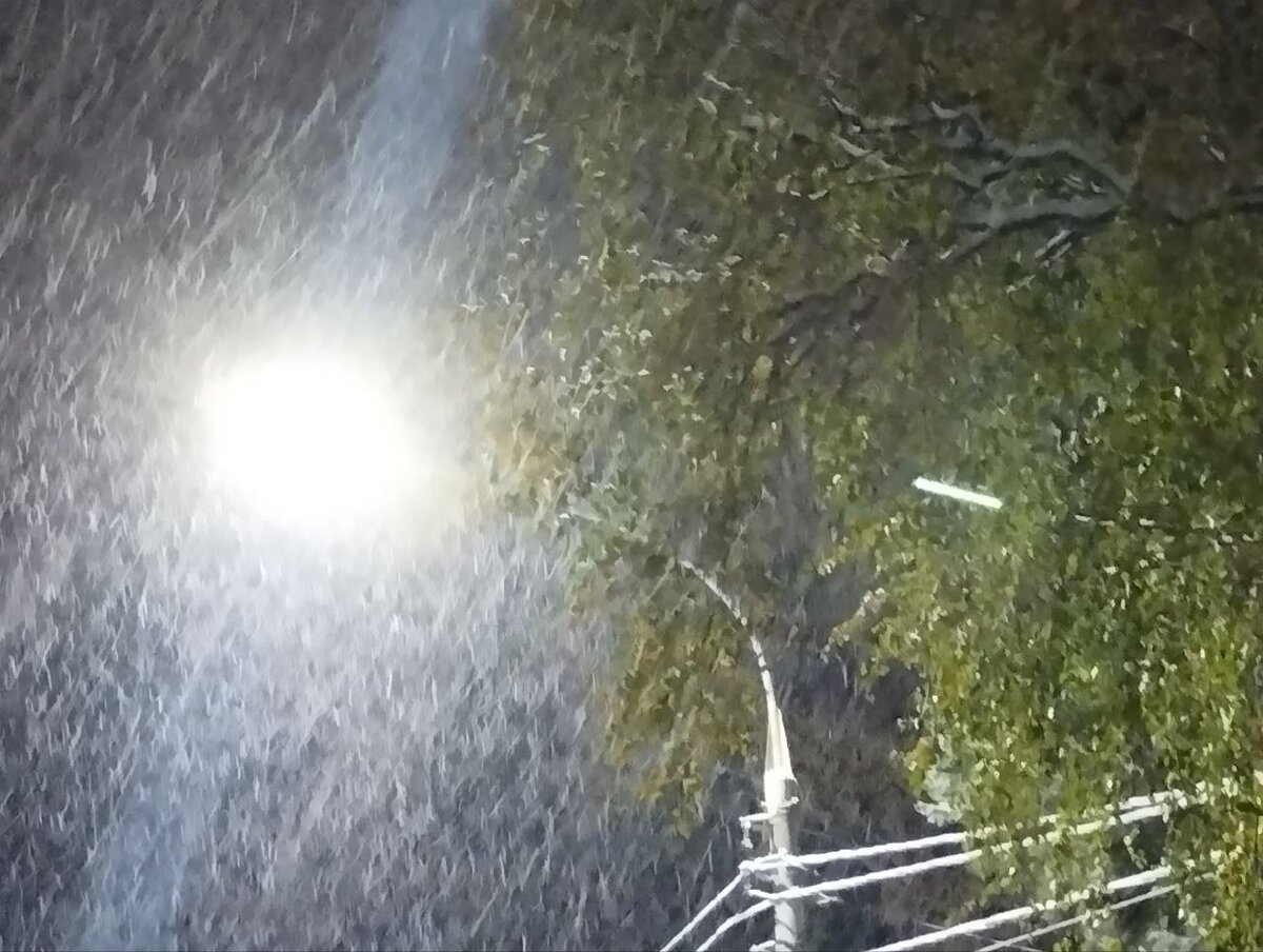 А снег идёт...