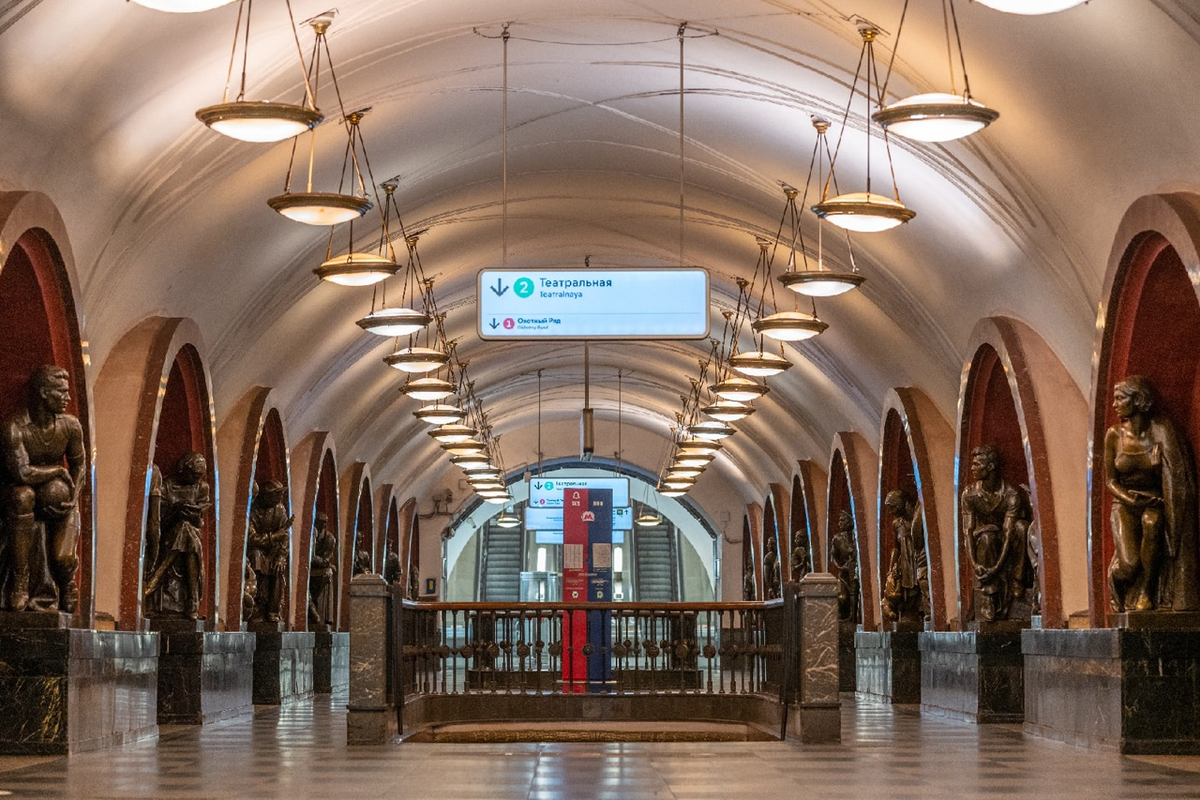 Метро москва информация. Площадь революции станция метро Москва. Московское метро станция площадь революции. Станция площадь революции Арбатско-Покровской линии. Метрополитен Москва станция площадь революции.