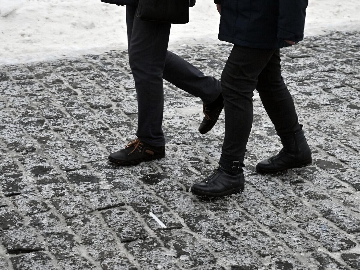    Люди гуляют по Красной площади во время ледяного дождя в Москве© РИА Новости / Илья Питалев