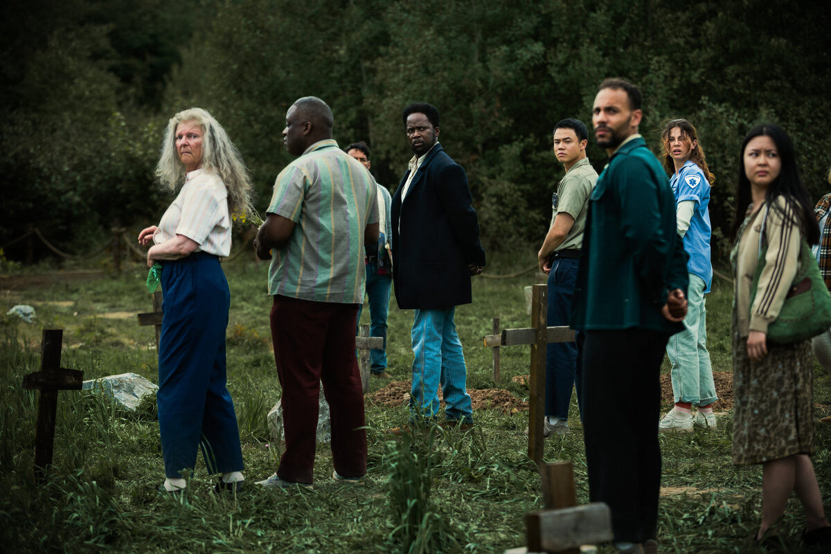 кадр из сериала извне