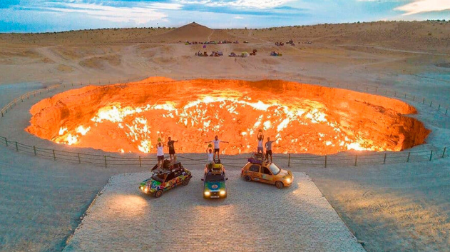 Тусриты откровенно счастливы! На заднем плане - техника и деревенька