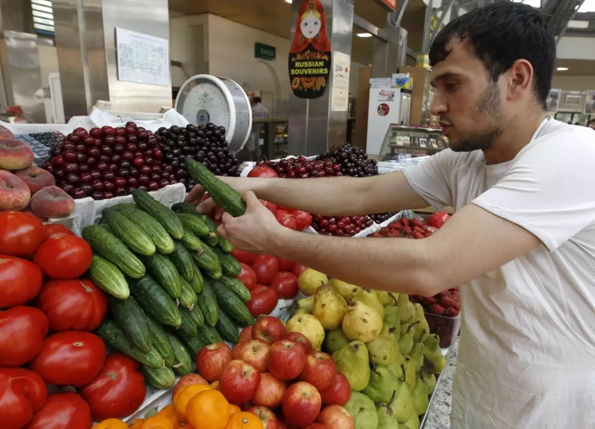 Овощи на рынке. Продавец овощей на рынке. Азербайджанцы на рынке. Торговец на рынке. Продавец овощи москва