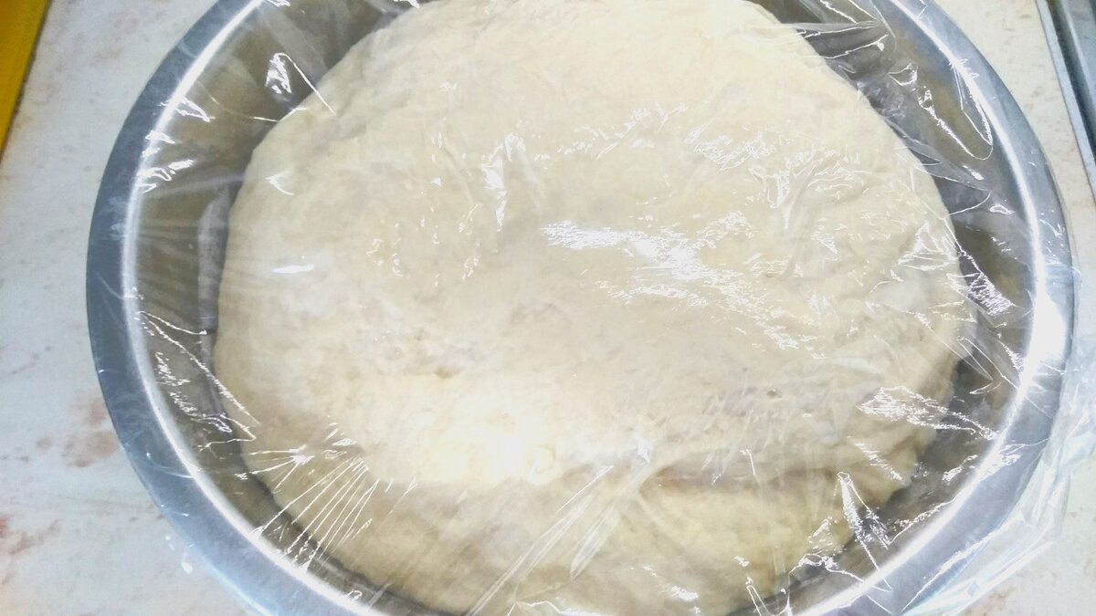 Лучше поймать всходящее тесто до момента соприкосновения с пленкой, но это не всегда получается.