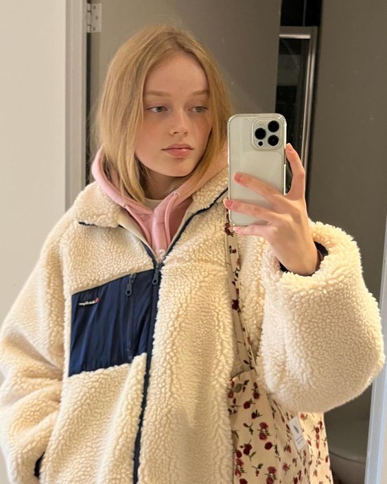 Модель в куртке Patagonia