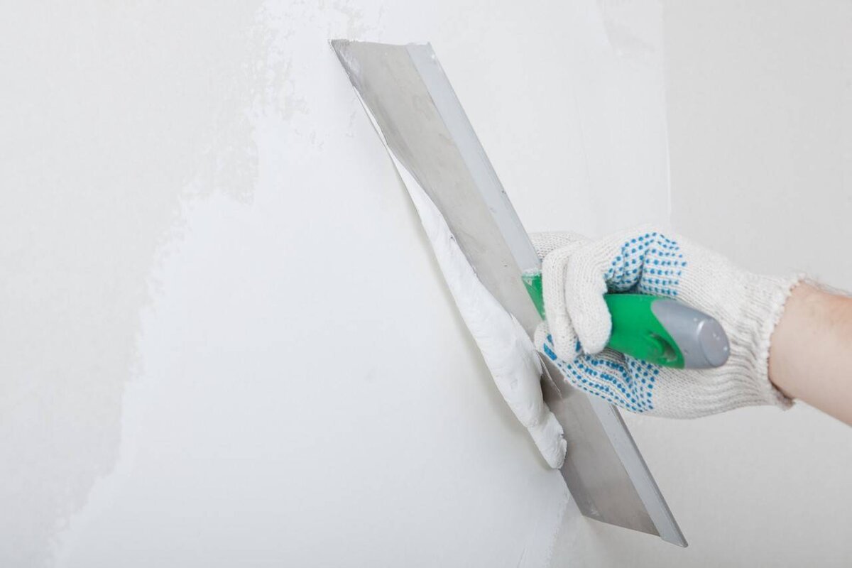 Если на стену были ранее наклеены обои и после их снятия остался обойный клей, то вы можете шпаклевать стену, но вероятнее всего, столкнетесь с некоторыми трудностями. Так как шпаклевку необходимо наносить очень тонким слоем, а на стене остался клей от предыдущих обоев, то будет гораздо сложнее сделать затирку, необходимо будет несколько раз повторить данную процедуру на одном и том же месте. Наши рекомендации: 
1.	Изначально нужно постараться снять весь оставшийся клей со стены, для этого необходимо пройти шпателем всю стену. Если клей нанесен сплошным слоем, сделайте маленькие засечки, тем самым вы увеличите сцепление шпатлевки со стеной.
2.	Следующий шаг – это грунтовка стен
3.	Завершающий этап – нанесение шпаклевки на стену.
