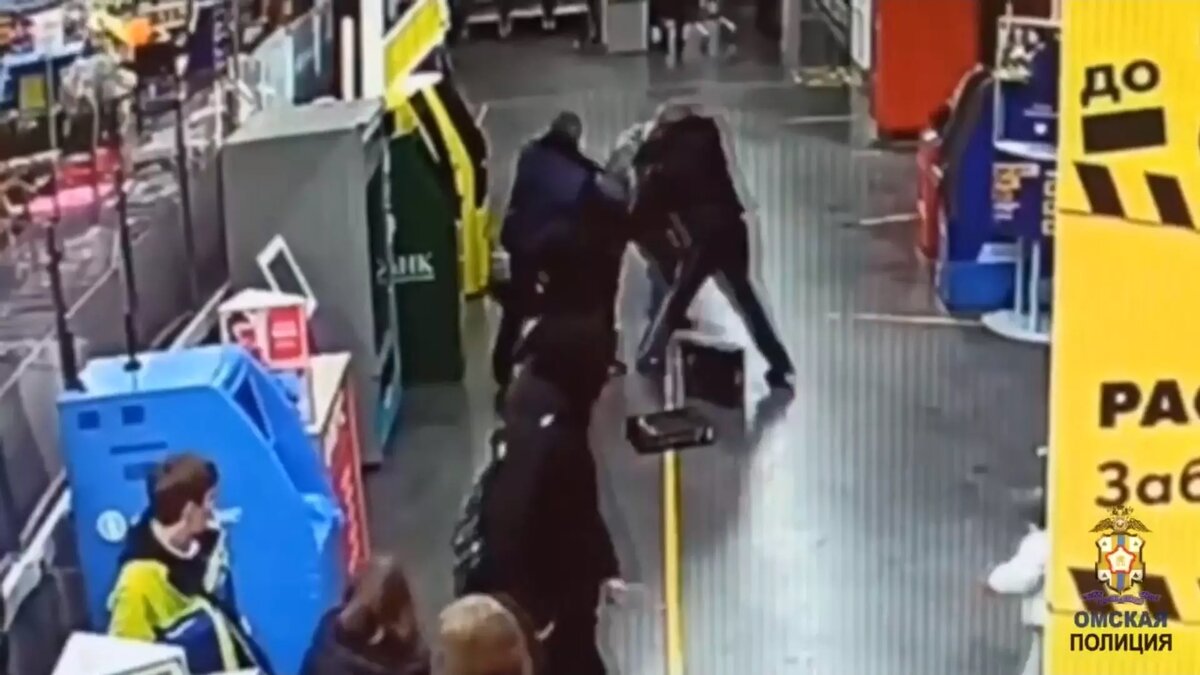     Злоумышленник планировал в дальнейшем продать украденную технику. На мужчину завели уголовное дело, ему грозит до 4 лет колонии.