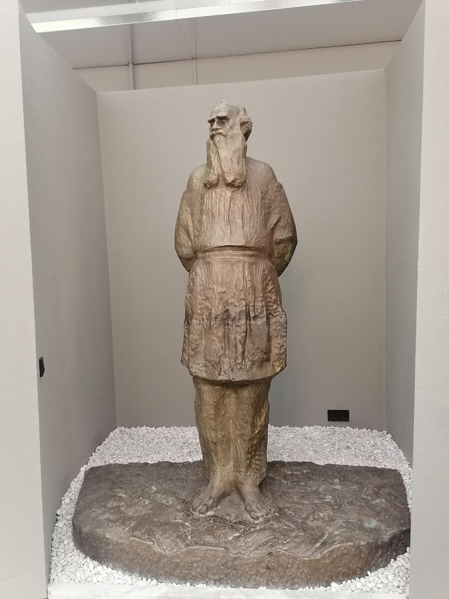 Памятник Л.Н. Толстому в холле театра
