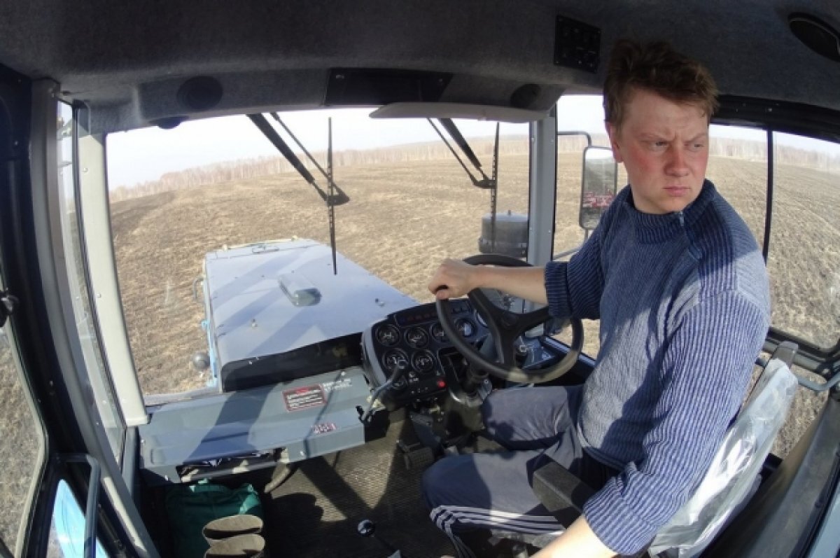    Сергей Корнеев регулярно ведёт свои реалити-шоу с рязанских полей, и его репортажи смотрят и в России, и за её пределами.