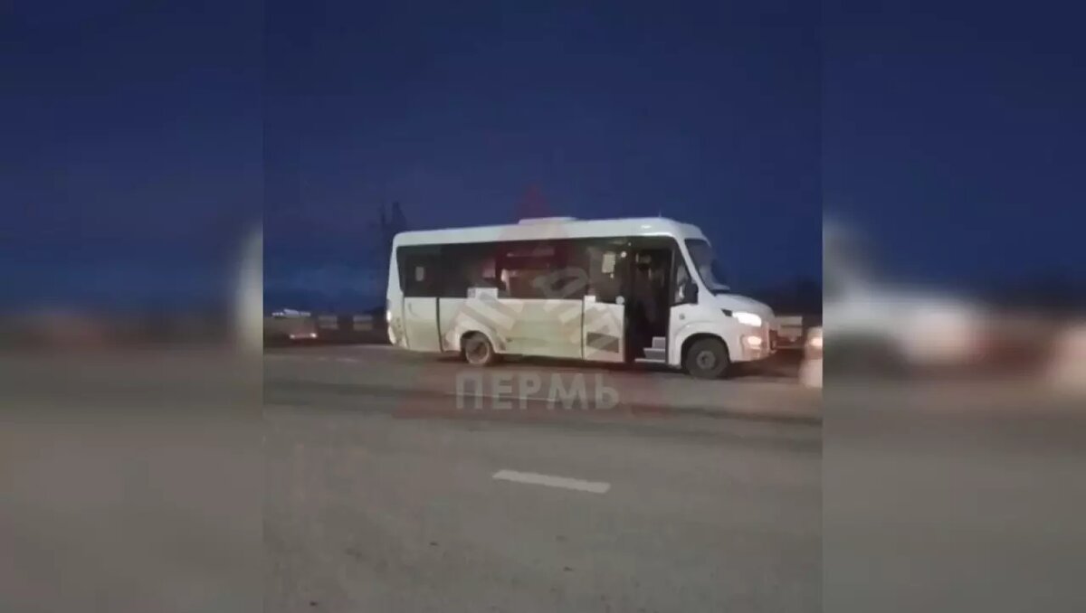     При движении из салона автобуса выпало два человека.