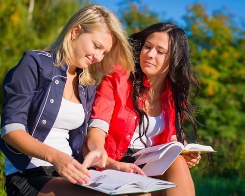 изменил со студенткой