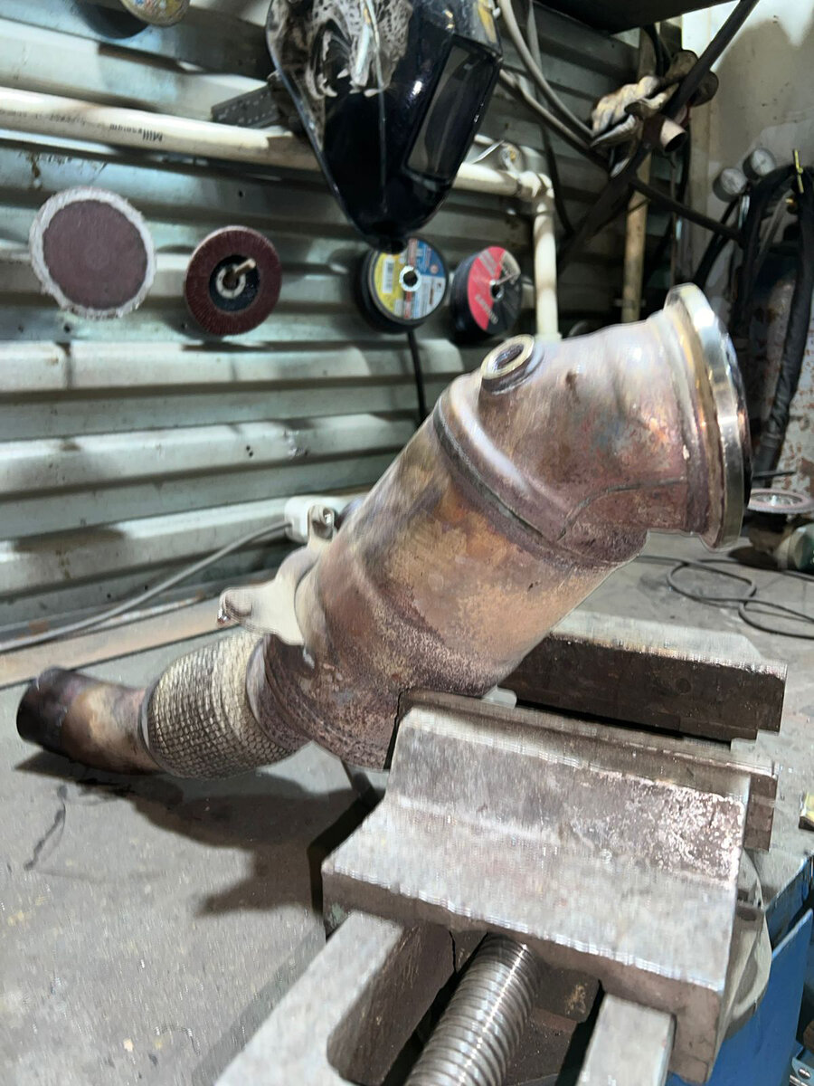 Снятый катализатор. Обращаем внимание, что на турбо версиях за катализатором сразу находится гофра глушителя.