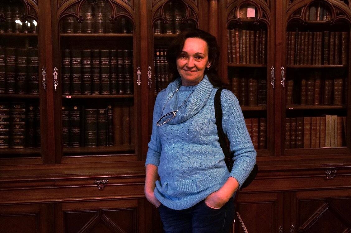 фото автора в той самой библиотеке. Ох, знали бы вы, как чесались руки! 