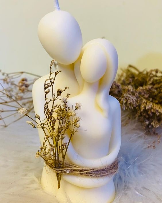 Миф 4: Свечи - это самое романтичное средство знакомства. Конечно, свечи создают романтическую атмосферу, но узнать друг друга в темноте при свете ароматической свечи не всегда приводит к сказочному финалу. Возможно, лучше зажечь свечи, чтобы создать уют, а общение лучше оставить на ярком свете дня.