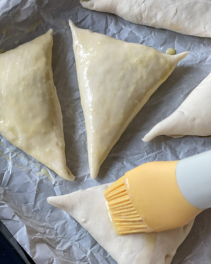 Самса из слоеного теста с фаршем и картошкой. Самса с луком. Самса с курицей и картошкой. Самса слоеная. Самса в духовке.