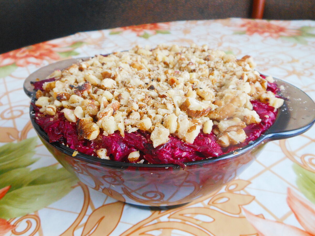 Пикантный салат,имеет сладковато-горьковатый вкус! Готовить легко и быстро!Ни в соли, ни в сахаре для усиления вкуса не нуждается!
Попробуйте!