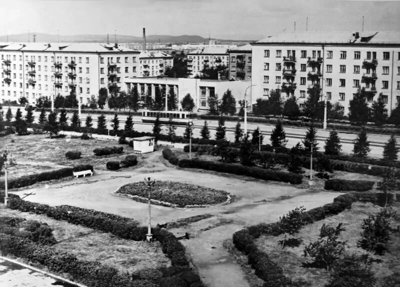Вид на горком ВЛКСМ с Театральной площади. 1970-ые гг.