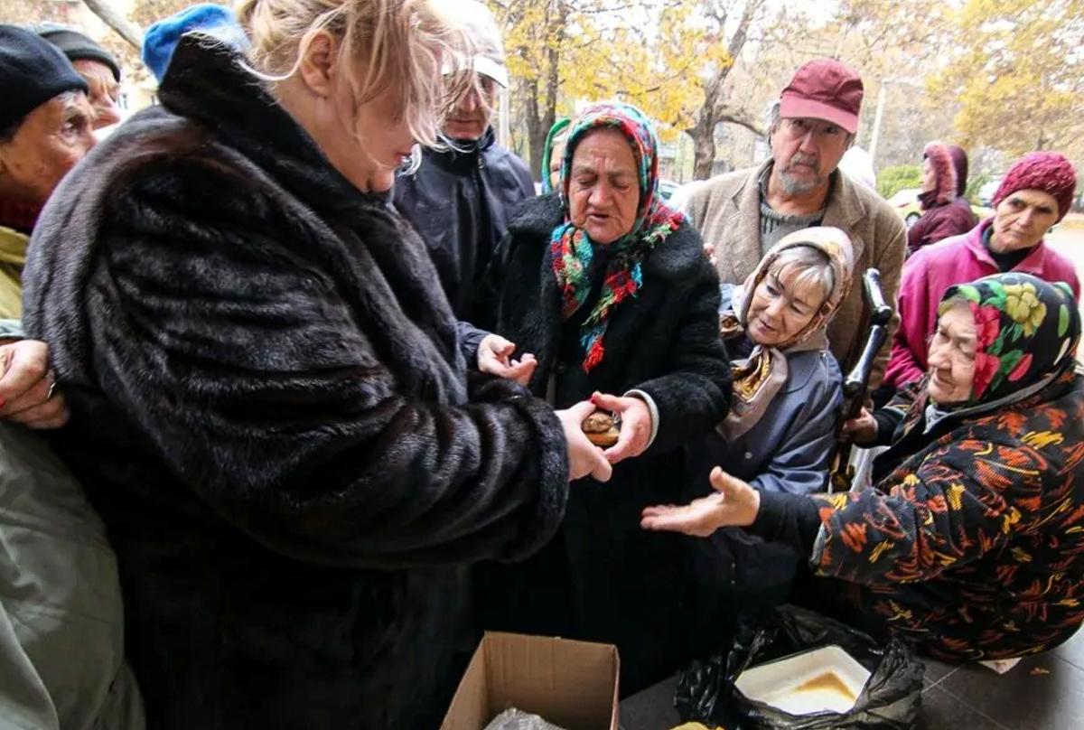 Нищие пенсионеры. Пенсионеры бедность. Пенсионеры в России. Пенсионеры в России нищета. Голодные старики