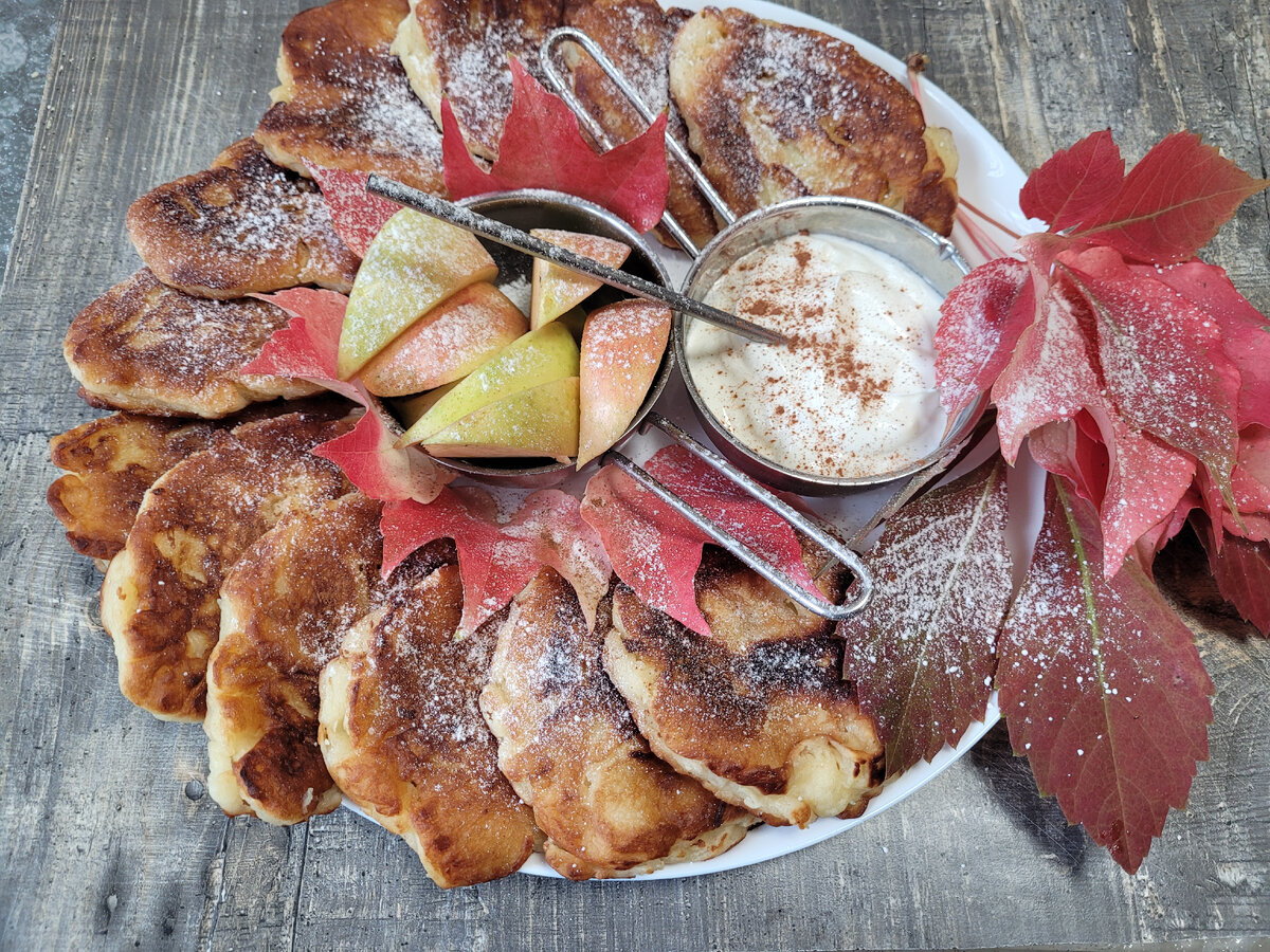 Фото автора.Готовим яблочные оладьи.