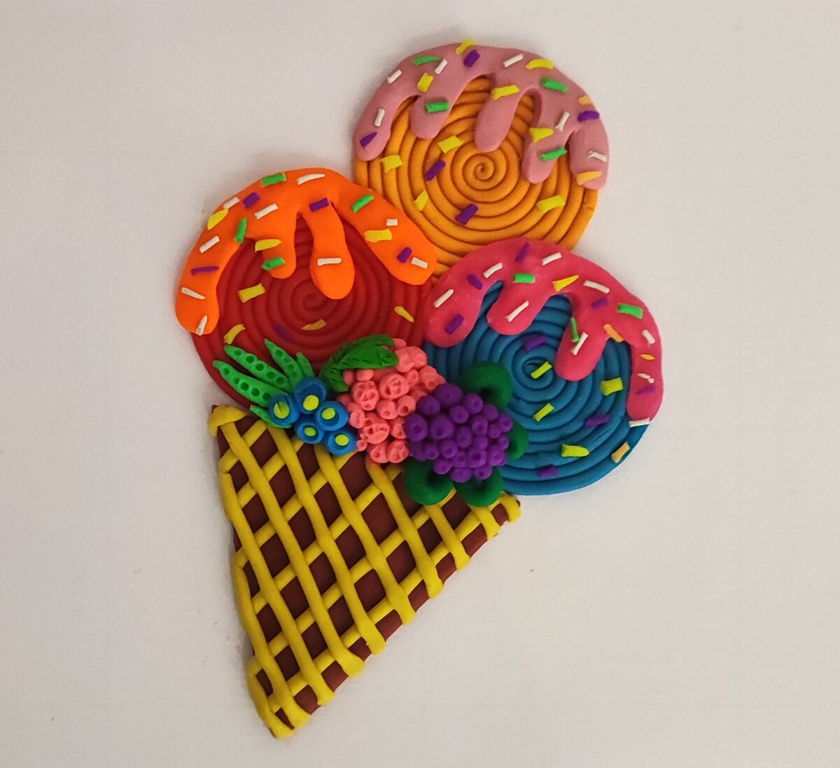 Готовый вариант аппликации из пластилина на картоне Мороженое.