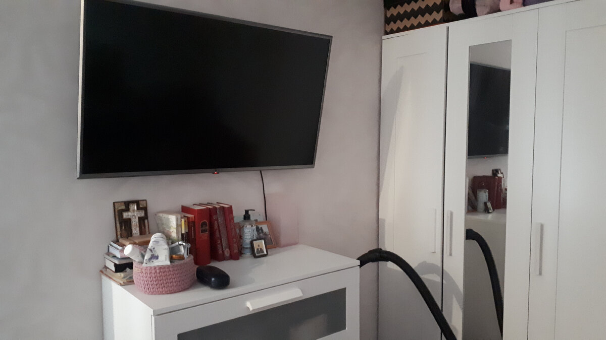 Отключила телик.