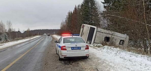    ГИБДД: Водитель перевернувшегося в Ивановской области автобуса не учел дорожные и погодные условия