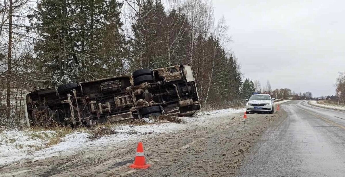    ГИБДД: Водитель перевернувшегося в Ивановской области автобуса не учел дорожные и погодные условия