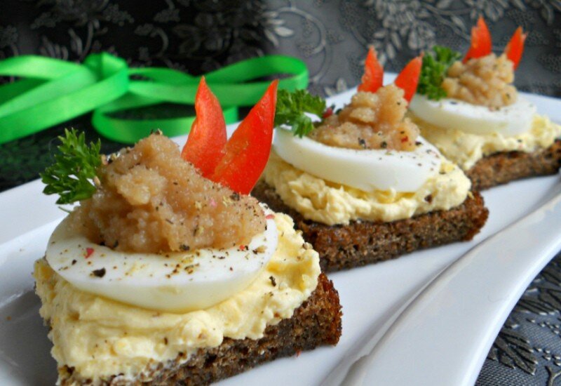закуска с икрой трески. бутеры с икрой минтая. бутерброды с икрой трески на праздничный стол. бутерброды с икрой трески рецепты. бутеры с икрой мойвы.