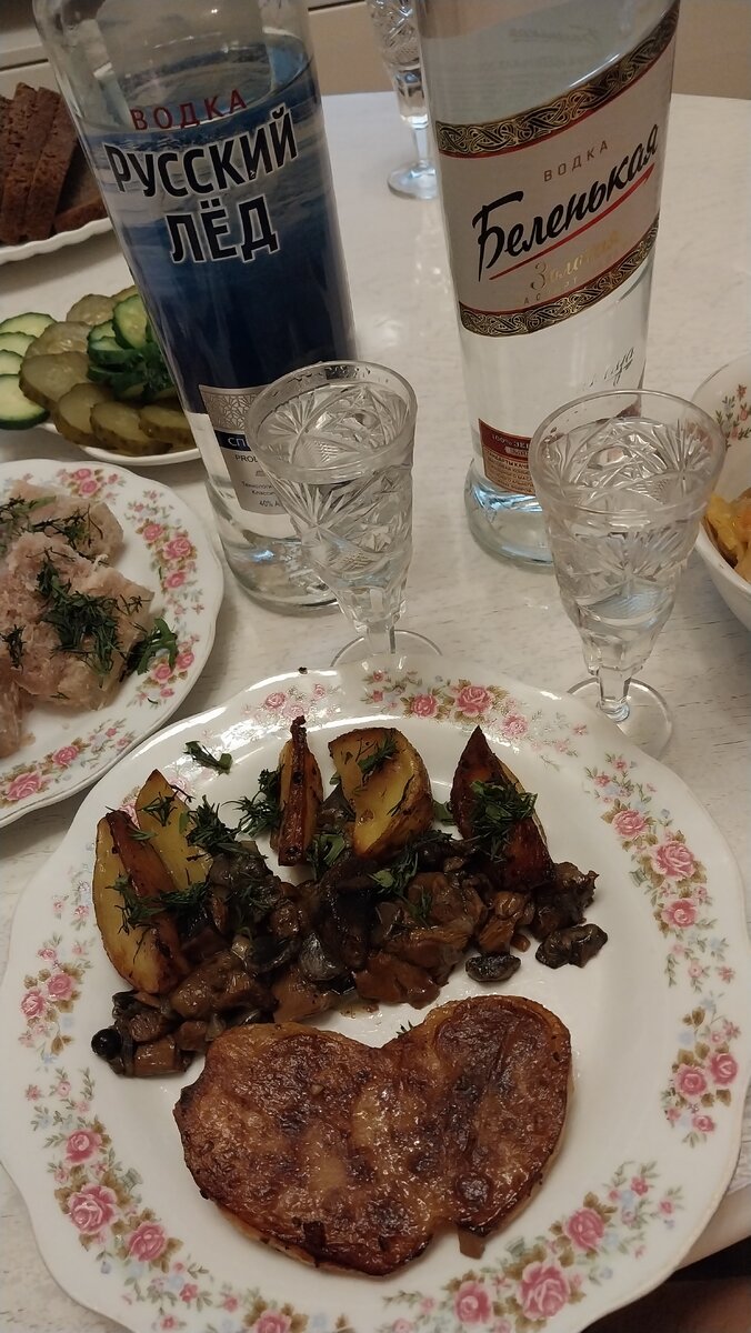 Холодец, жареная картошечка с грибами, солёные огурчики! 