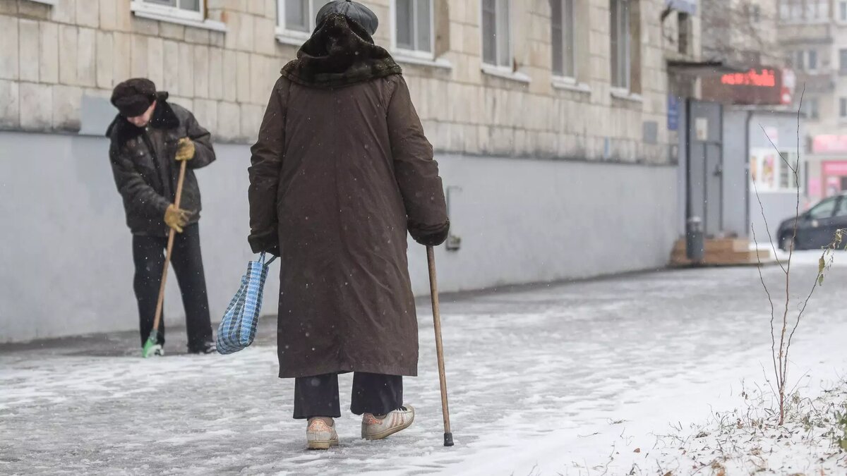     В Тюмени появились первые жертвы гололеда. Накануне серьезную травму получила жительница областной столицы — девушка поскользнулась на ступеньках магазина «Пятерочка» на улице Дружбы, 165.