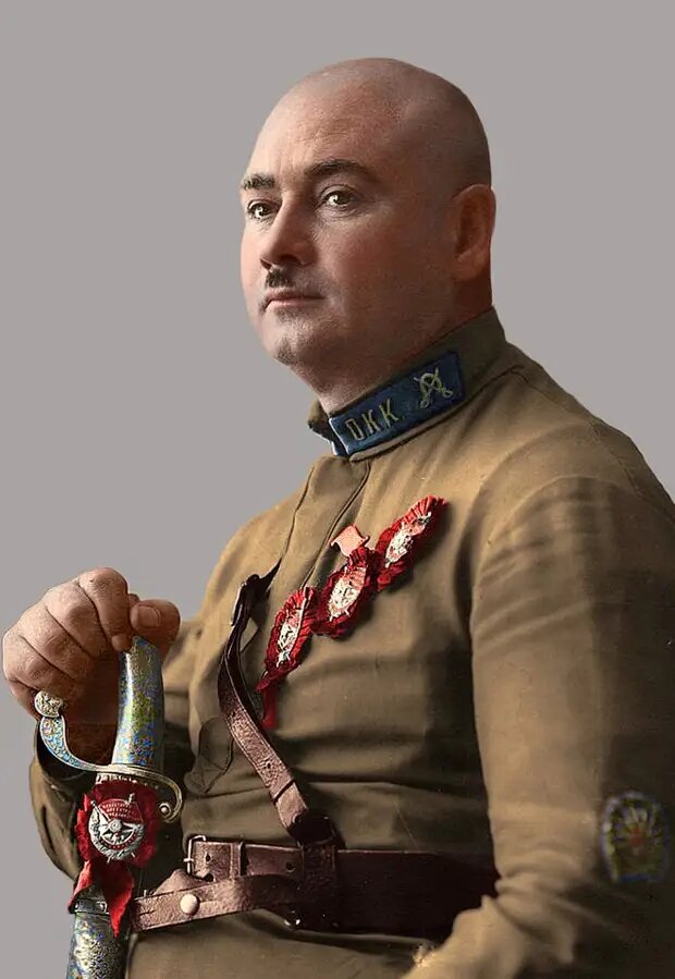 Г.И. Котовский 1924г. в форме командира корпуса, с тремя Орденами Красного Знамени и почетным революционным оружием - шашкой с наложенным на эфес знаком Ордена Красного Знамени