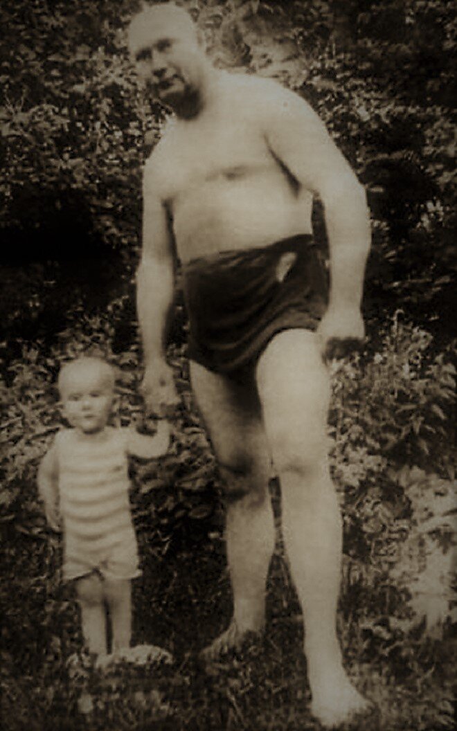 Г.И. Котовский с сыном на отдыхе, июль 1925