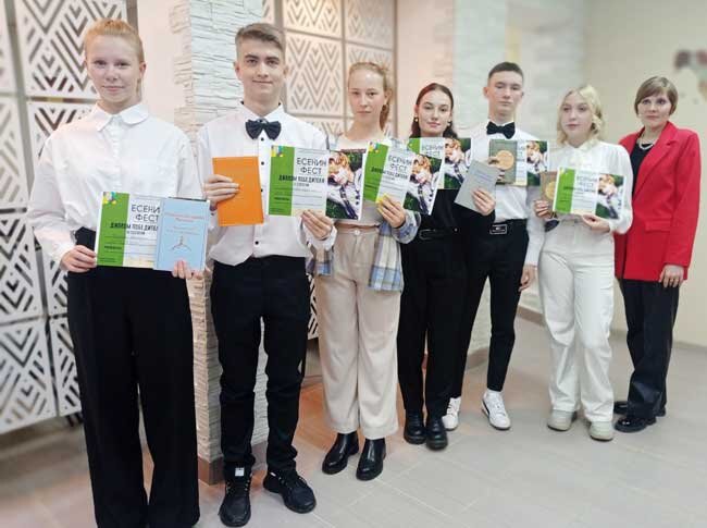 Дипломанты «Есенин Феста» (слева направо): Анастасия Умпелева, Максим Халуторных, Евгения Гордеева, Кристина Тиунова, Артём Винокуров, Кира Мыльникова и руководитель МБИЦ Анна Гришина