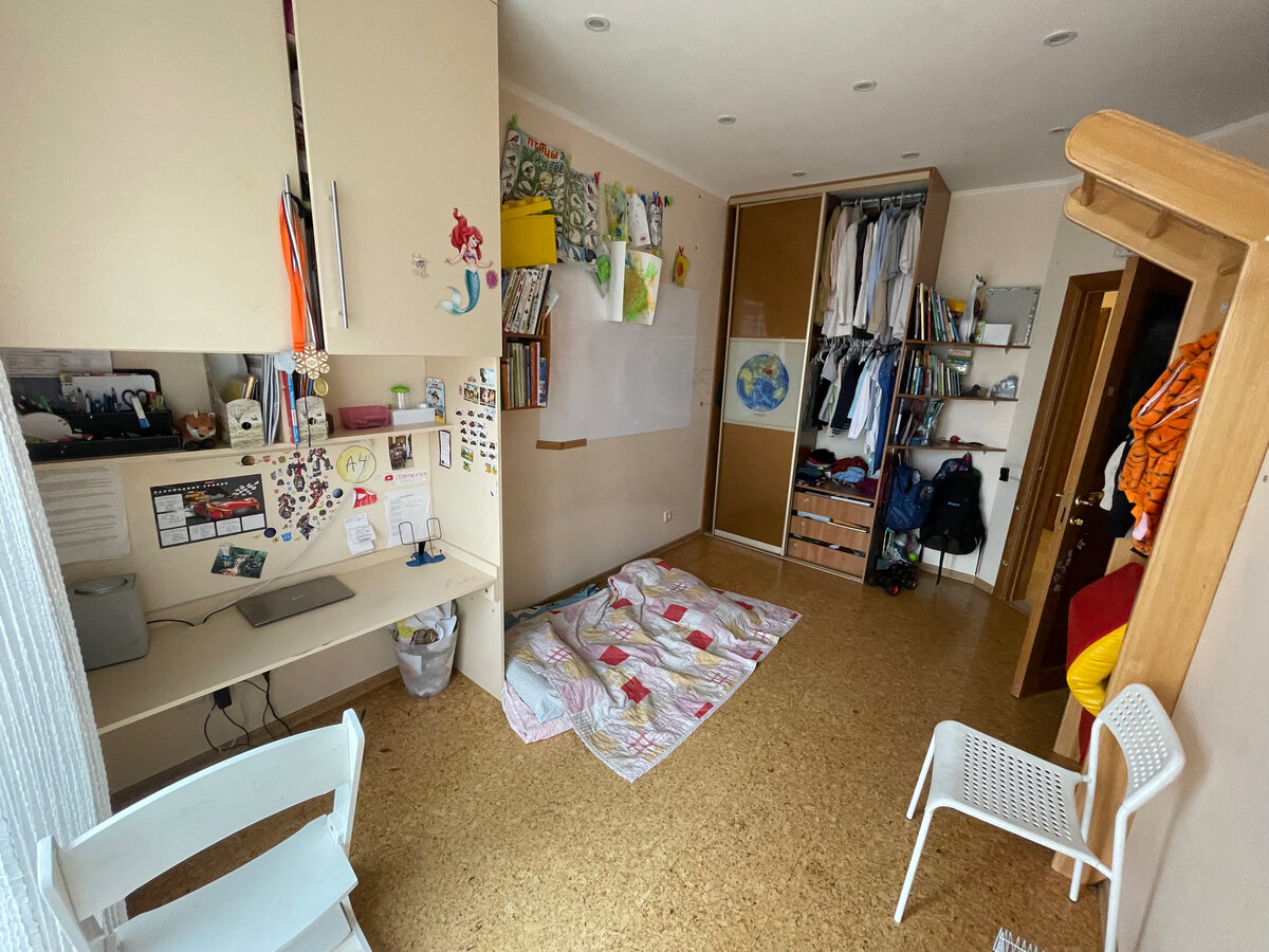 Комната ДО. Кровать-машинку на момент съемки мы уже продали. ЛИСТАЙТЕ --->