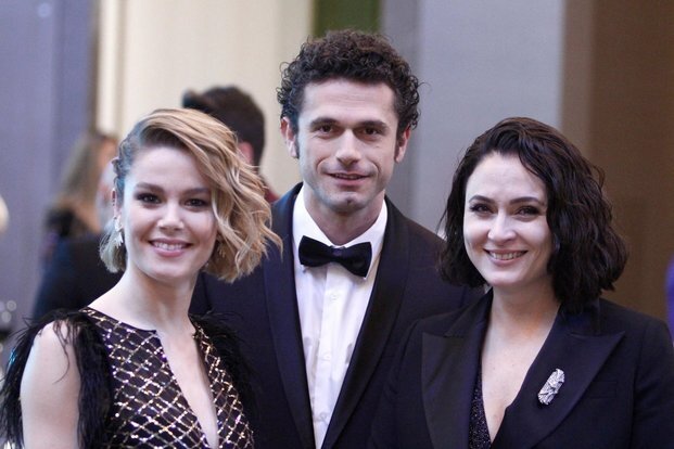 Бахар (Бурджу Бириджик), Ахмет (Йигит Кыразчы), Шехназ (Джейда Дювенджи) пока все вместе и счастливы (источник: ru.kinorium.com)