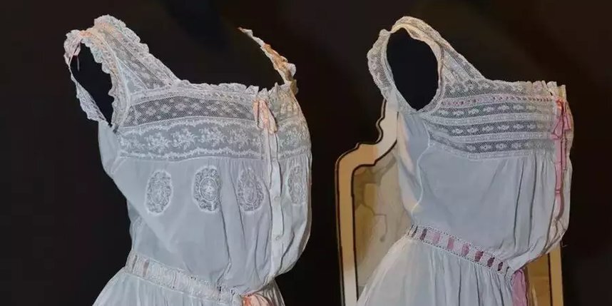    Панталоны из дорогой ткани были неотъемлемой частью женского гардероба.Александр Курковский