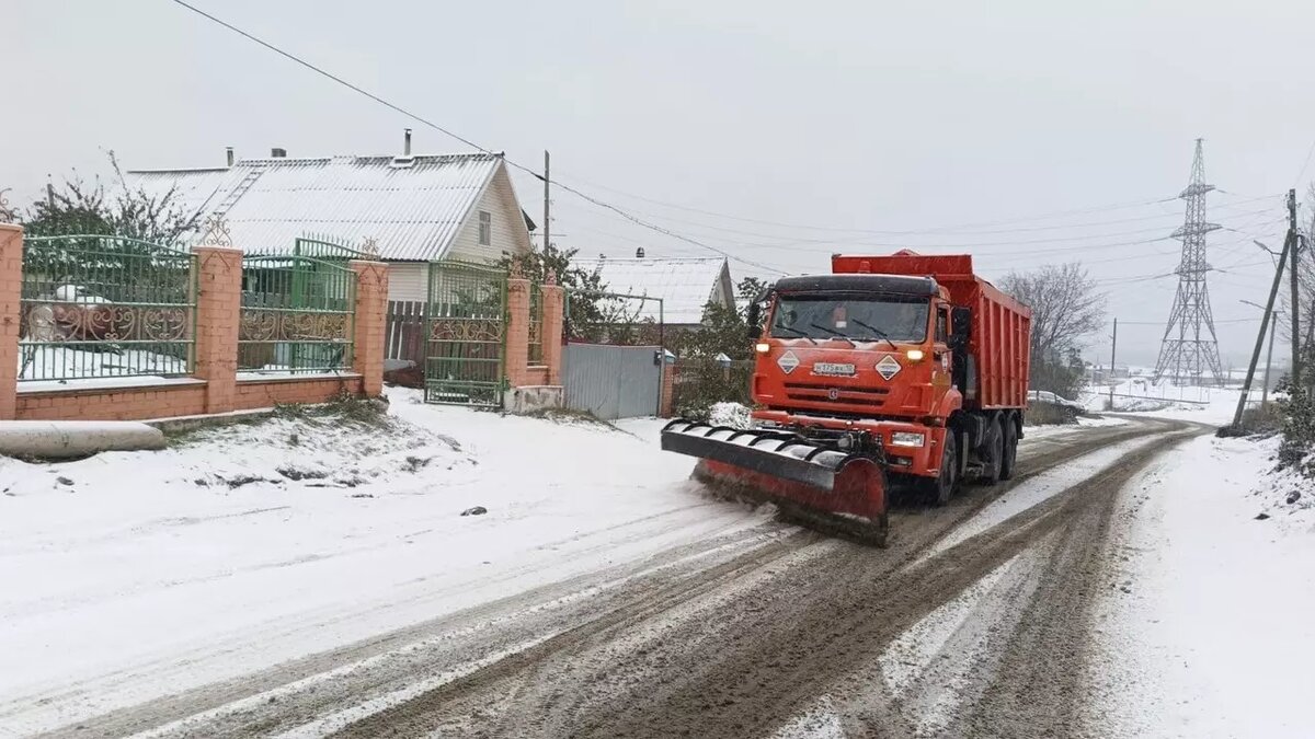     Врио главы города рассказала, кто, как и где борются с последствиями обильных осадков.