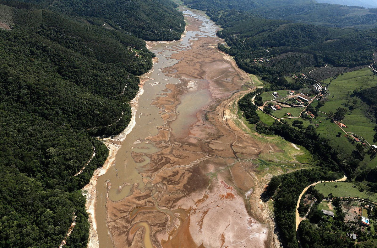 Самая полноводная река в азии. Минас-Жерайс Бразилия природа. Опустынивание земель в Бразилии. Почвы Бразилии. Засуха в Бразилии.