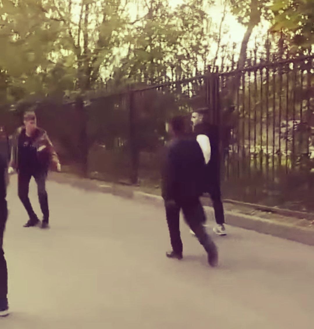 Дети мигрантов ведут себя так по всей стране.