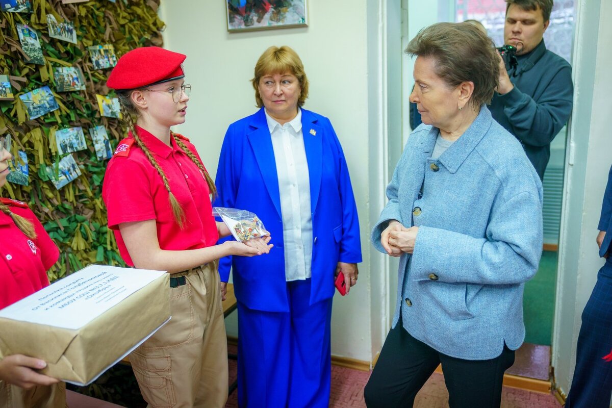    Губернатор Югры посетила волонтерский центр помощи военнослужащим в Ханты-Мансийске