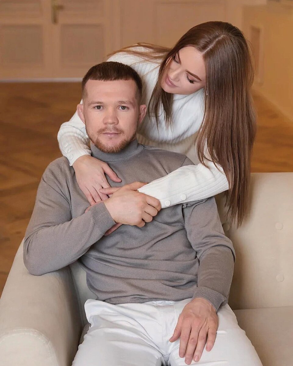 Петр Ян с женой Юлией. Фото соцсети