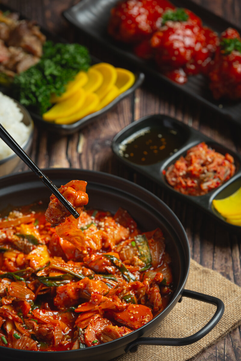 <a href="https://ru.freepik.com/free-photo/chicken-fried-in-hot-pot-with-spicy-sauce-in-korean-style_13902596.htm#page=3&query=%D0%BA%D0%BE%D1%80%D0%B5%D0%B9%D1%81%D0%BA%D0%B0%D1%8F%20%D0%BA%D1%83%D1%85%D0%BD%D1%8F&position=43&from_view=search&track=ais">Изображение от jcomp</a> на Freepik