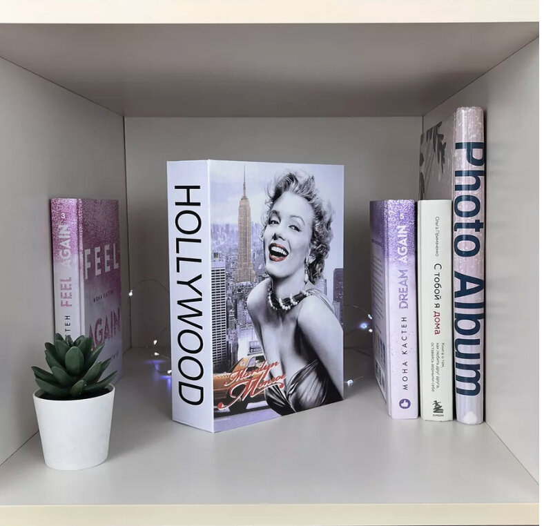 Мерлин Монро неслучайно, у именинницы есть сходство с ней. А у мужа в телефоне она так и записана «Мерлин Монро».