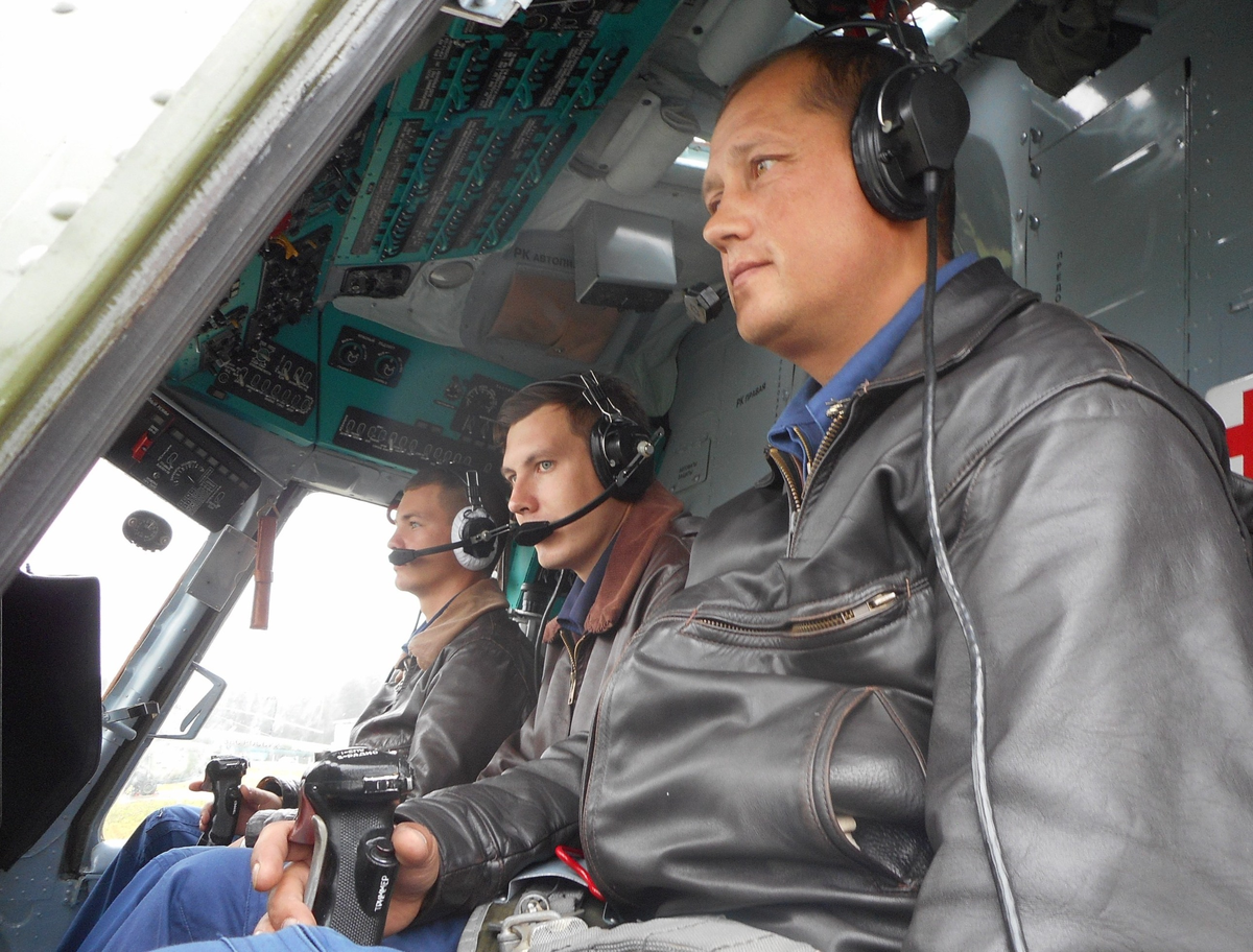Экипаж транспортного вертолёта перед вылетом